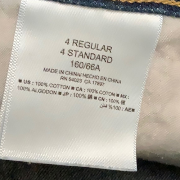 Old NAVY regular cut off jean shorts. Distressed hem. Size 4 - Picture 7 of 7